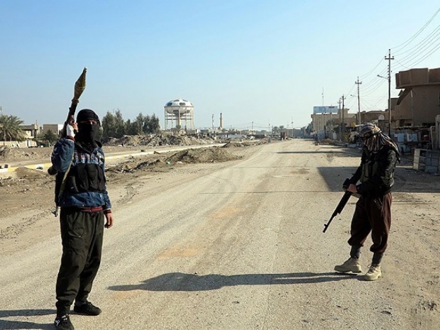 IŞİD bayrağı önünde konuşmuş