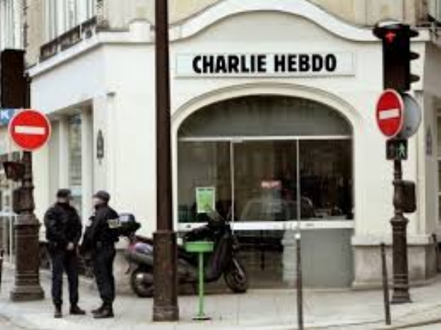 Aşağılık Charlie Hebdo dergisi Küstahlığa devam ediyor!