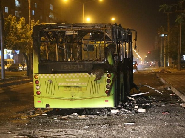 Diyarbakır'da terör örgütü yandaşları yolcu otobüsünü yaktı