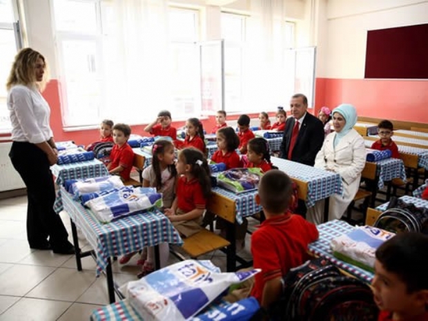 Cumhurbaşkanı Erdoğan Piyalepaşa İlkokulu’nu Ziyaret Etti