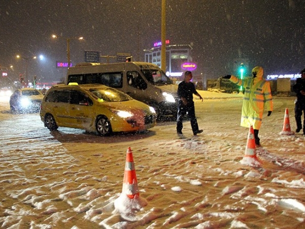 Kar ve tipi bazı yolları kapattı