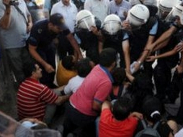 Mersin de oturma eylemi düzenleyen gruba polis müdahale etti.