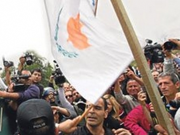 Elçilige bayrak asan eylemci konustu