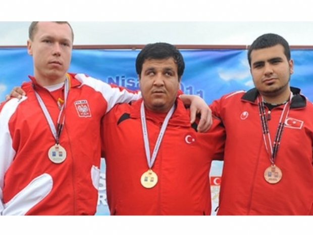 Görme engelli sporcu tarlada çalisarak altini kapti