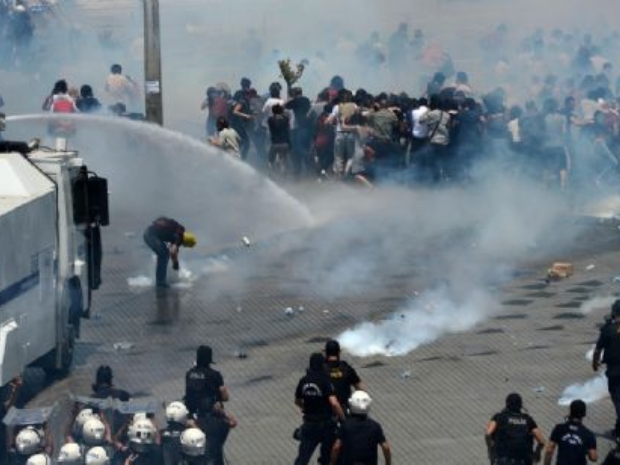 Taksim Meydanı'nda müdahale sürüyor