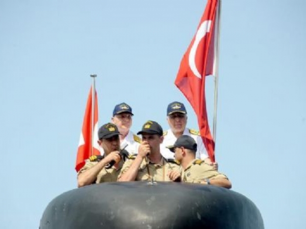 Orgeneral Özel, denizaltıya 