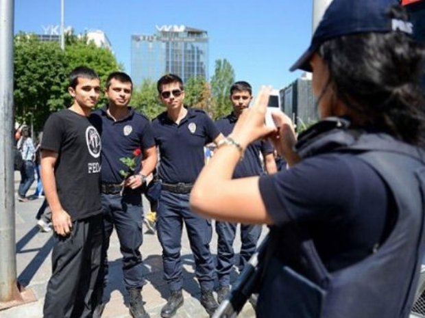 Eylemcilerden polise çicek
