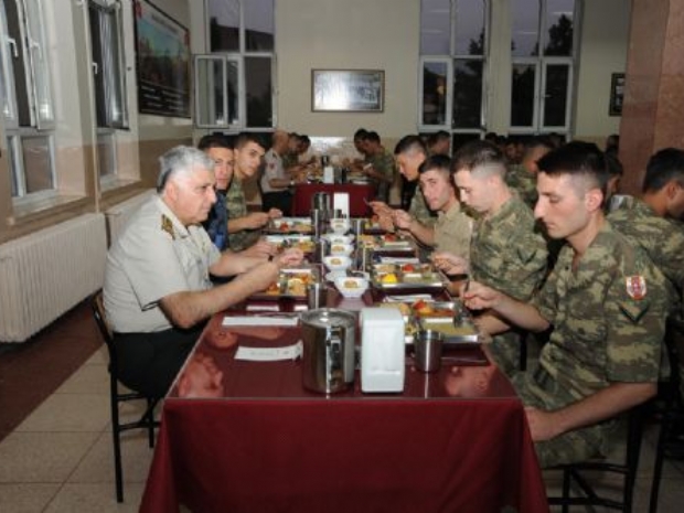Orgeneral Özel erlerle iftar yaptı
