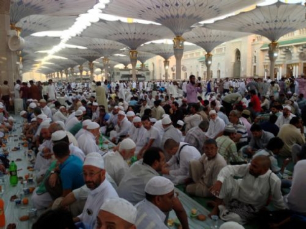 Medine'de iftar coşkusu