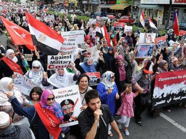 Berlin'de Mursi'ye destek gösterisi