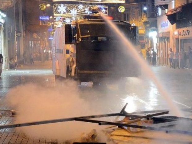 Taksim'de dağılmayan gruba polis müdahalesi