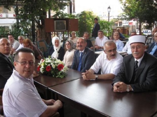 Müezzinoğlu, sokak iftarına katıldı