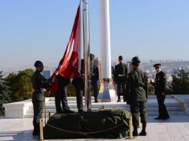 Bayrak direği yenilendi