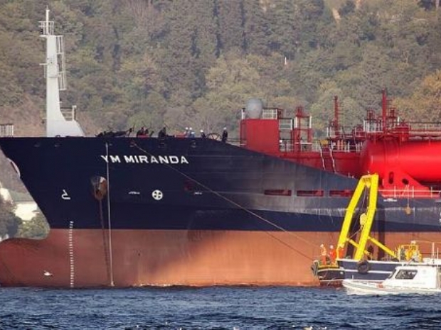 Tanker kablolara takıldı