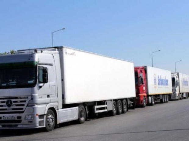 Tır kuyruğu 8 kilometreyi buldu
