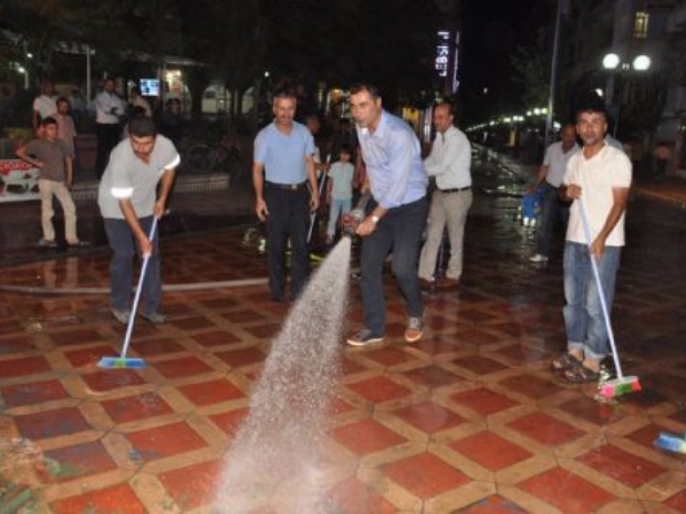 Eşbaşkan Özdemir caddeleri yıkadı
