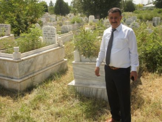 Asri Mezarlıkta Ot Biçme Çalışmaları Devam Ediyor