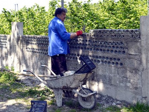 Mama şişeleriyle duvar ördü