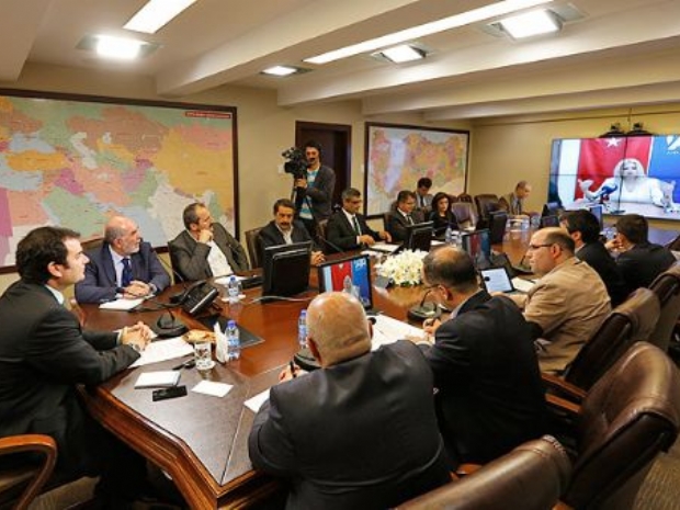 Akil insanlar heyeti "Editör Masası"nda