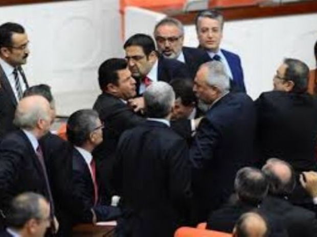 Meclis'te Yumruk Yumruğa Kavga...