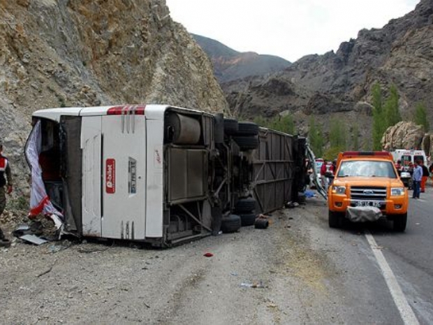 Erzurum'da otobüs devrildi