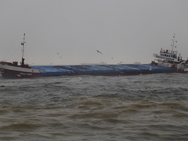 Samsun'da kuru yük gemisi karaya oturdu
